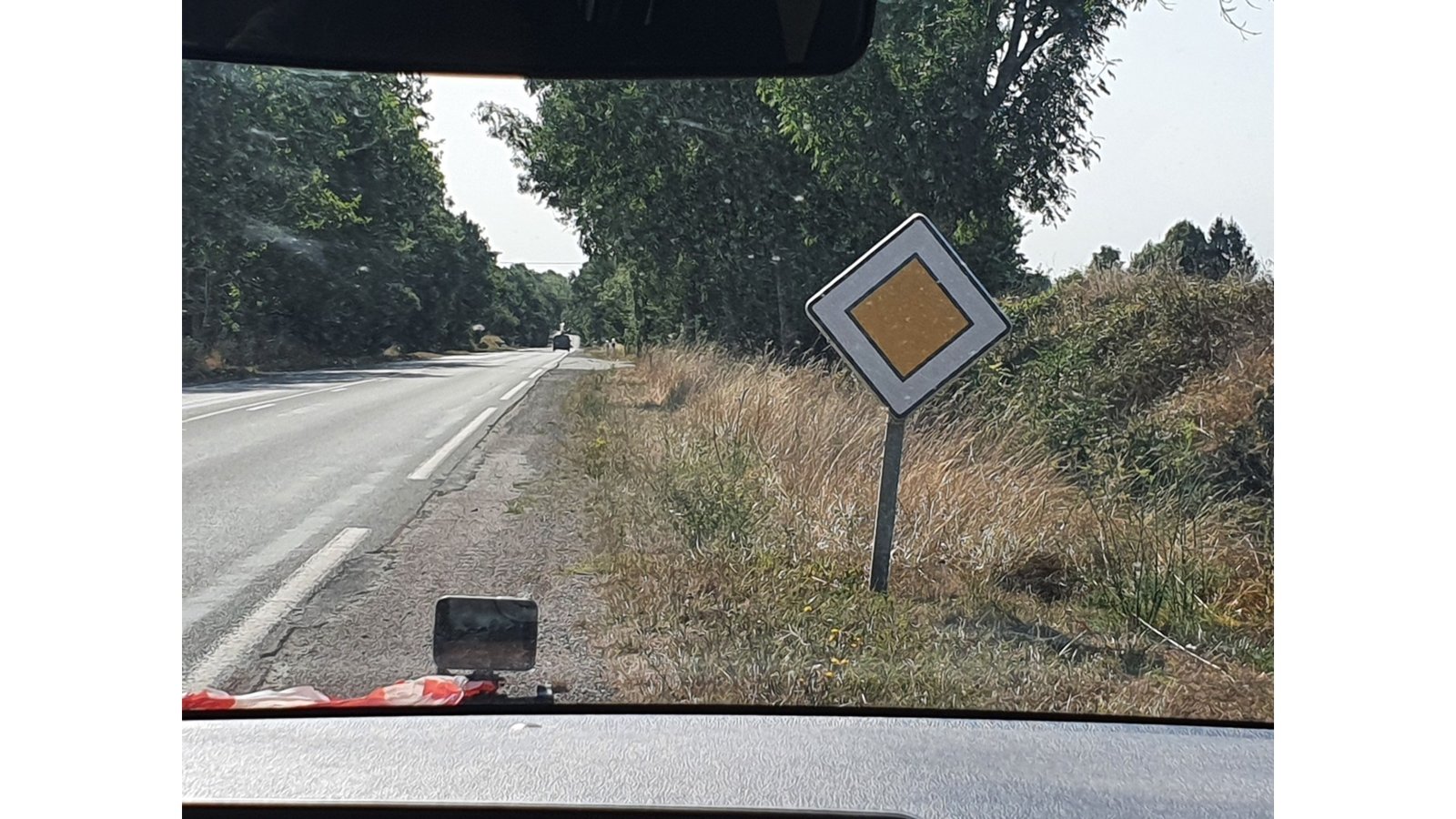Image prise depuis le véhicule, panneau à vérifier